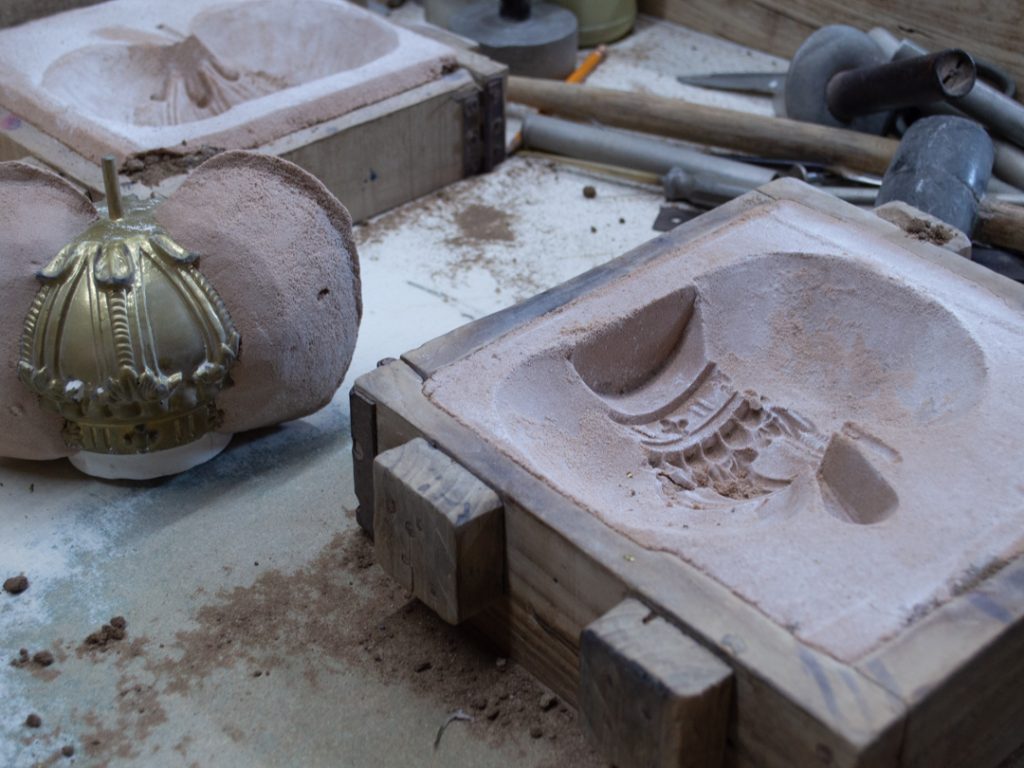 DEMOLDING OF A SAND CASTED FINIAL